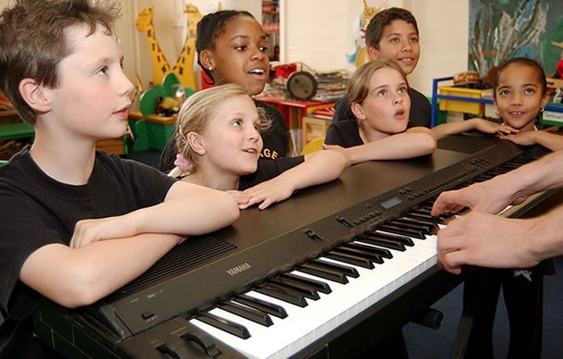 5 Benefits of Voice Lessons for Kids Besides Learning